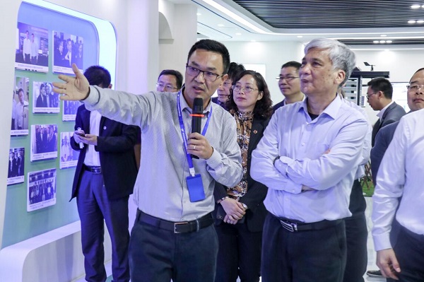 全国人大常委会副委员长丁仲礼莅临手机看片福利永久考察调研 全国人大常委会副委员长丁仲礼莅临手机看片福利永久考察调研